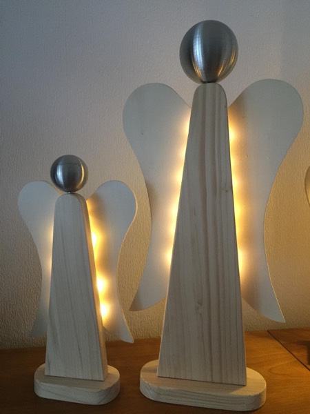 Zwei schlanke Traumengel mit ovalem Sockel und Licht hinter den Flügeln