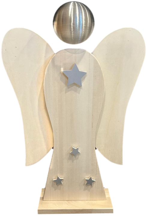 Xantener Traumengel aus hellem Holz mit Edelstahlkugel als Kopf, geschwungenen Flügeln und silbernen Sternen